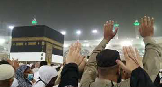 بالفيديو: تساقط الأمطار بغزارة على الكعبة المشرفة في مكة المكرمة! صورة رقم 7