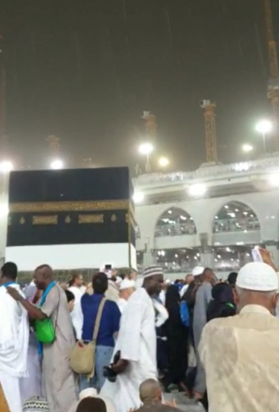 بالفيديو: تساقط الأمطار بغزارة على الكعبة المشرفة في مكة المكرمة! صورة رقم 1