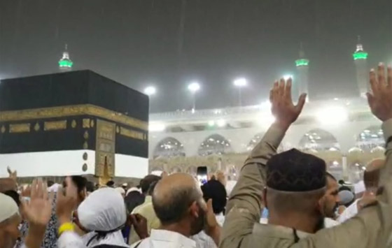 بالفيديو: تساقط الأمطار بغزارة على الكعبة المشرفة في مكة المكرمة! صورة رقم 2