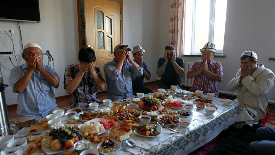 بالصور: فرحة عيد الأضحى والاحتفالات تحل على المسلمين حول العالم صورة رقم 6