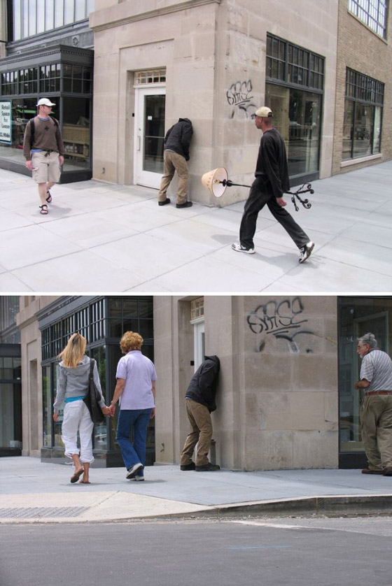 بالصور: فنان أمريكي يضع تماثيل بشرية واقعية حول العالم ليعبث مع الناس صورة رقم 2
