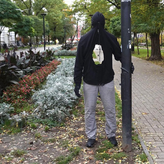 بالصور: فنان أمريكي يضع تماثيل بشرية واقعية حول العالم ليعبث مع الناس صورة رقم 14