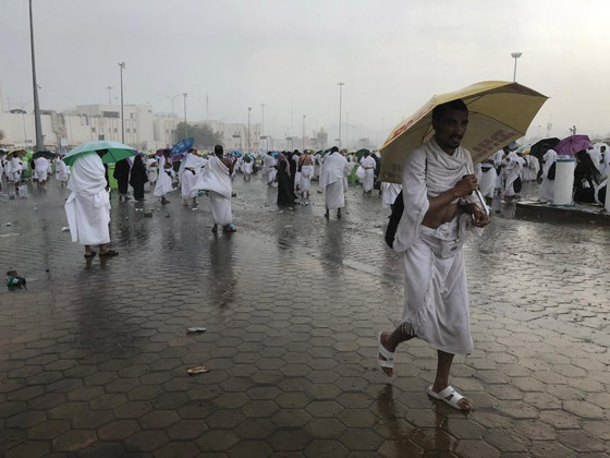 مشهد مهيب: هطول أمطار غزيرة على عرفات أثناء صلاة الحجاج! فيديو صورة رقم 6