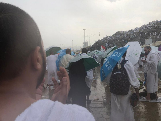 مشهد مهيب: هطول أمطار غزيرة على عرفات أثناء صلاة الحجاج! فيديو صورة رقم 7