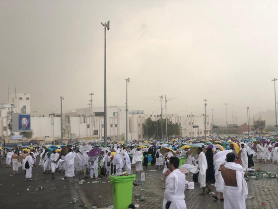 مشهد مهيب: هطول أمطار غزيرة على عرفات أثناء صلاة الحجاج! فيديو صورة رقم 8