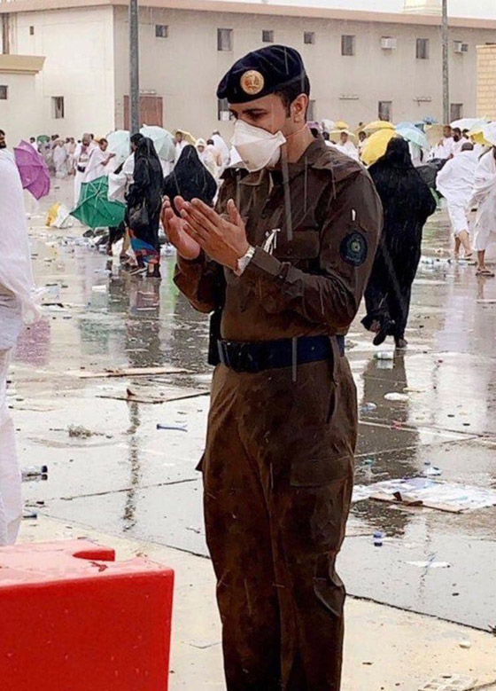 مشهد مهيب: هطول أمطار غزيرة على عرفات أثناء صلاة الحجاج! فيديو صورة رقم 1