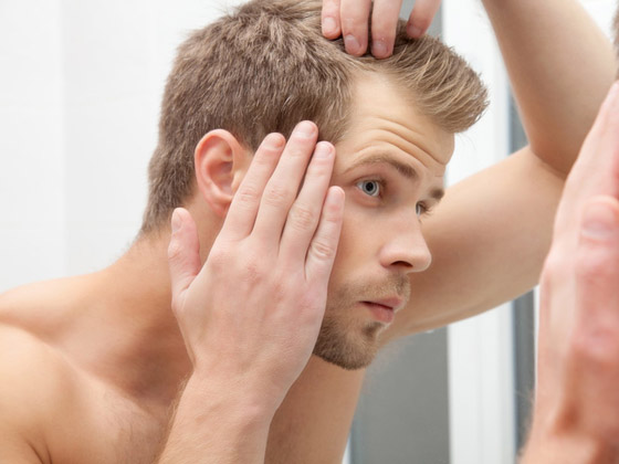 6 علامات لتساقط الشعر قد تشير إلى مشاكل صحية وأمراض خطيرة صورة رقم 1