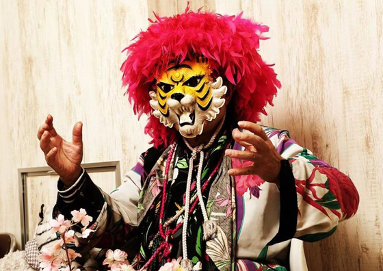 رجل ياباني يرتدي قناع نمر منذ أكثر من 47 عاماً! صورة رقم 2