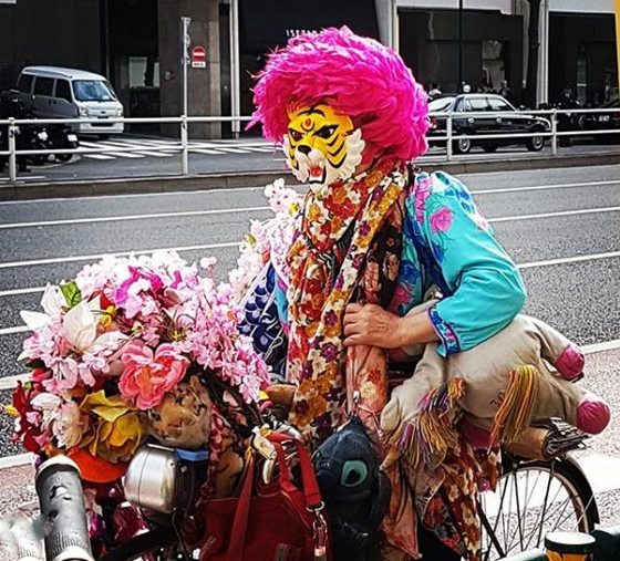 رجل ياباني يرتدي قناع نمر منذ أكثر من 47 عاماً! صورة رقم 6