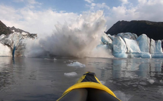  بالفيديو: جبل جليدي ضخم ينهار فجأة أمام سائحين بألاسكا صورة رقم 1