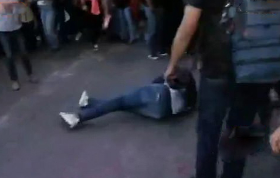شاهد المراسل التلفزيوني يتلقى أعنف ضربة من متظاهر غاضب صورة رقم 5
