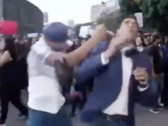 شاهد المراسل التلفزيوني يتلقى أعنف ضربة من متظاهر غاضب صورة رقم 3