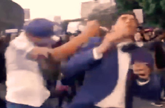 شاهد المراسل التلفزيوني يتلقى أعنف ضربة من متظاهر غاضب صورة رقم 4