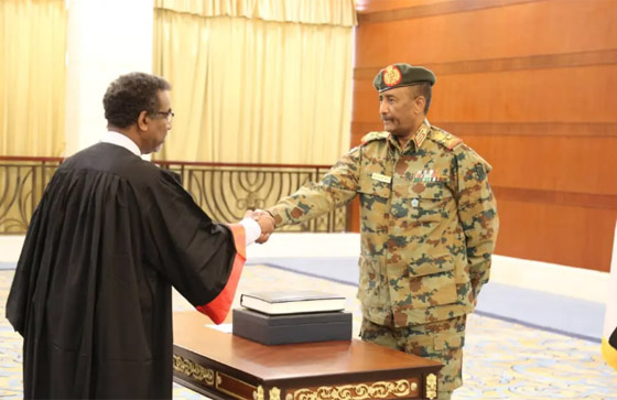 البرهان يؤدي اليمين رئيسا للمجلس السيادي السوداني صورة رقم 2