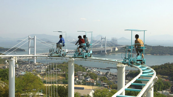 اليابان: (دراجة السماء) تنافس وتتحدى القطار الأفعواني المخيف! صورة رقم 2