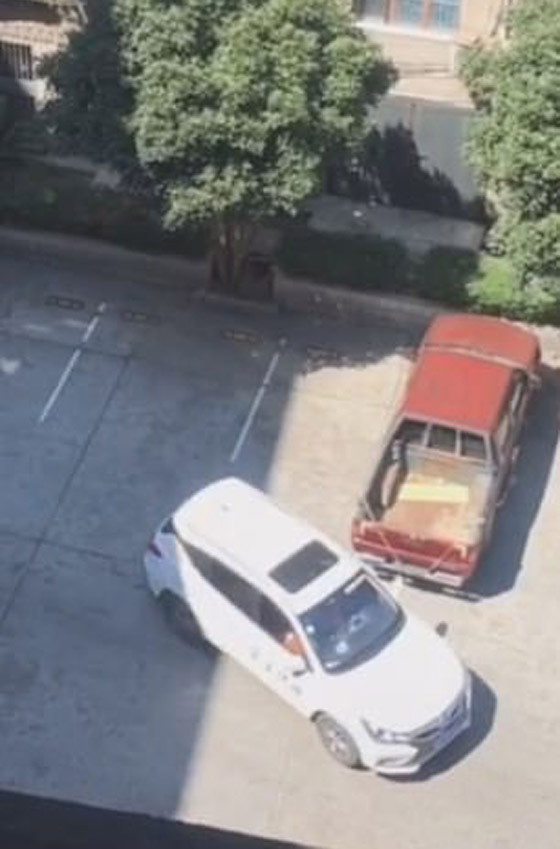 فيديو محرج: رجل يفشل 15 مرة في إيقاف سيارته بمكانها المحدد! صورة رقم 2