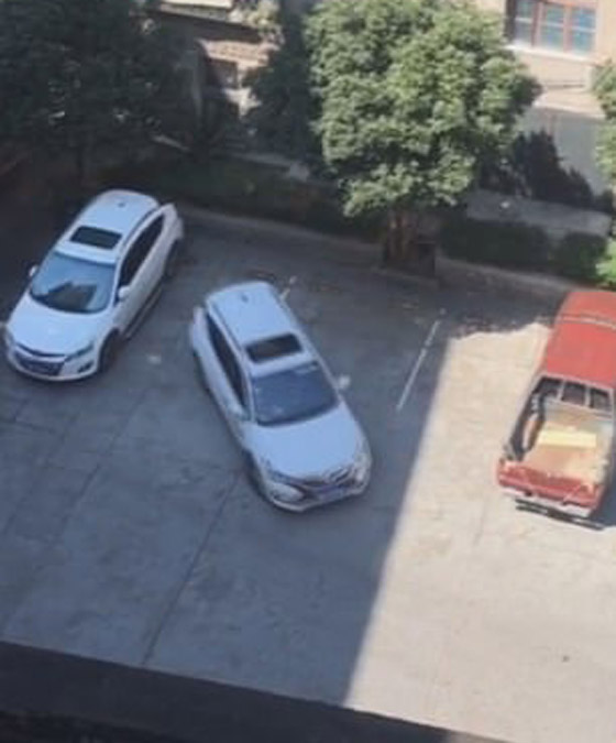 فيديو محرج: رجل يفشل 15 مرة في إيقاف سيارته بمكانها المحدد! صورة رقم 3
