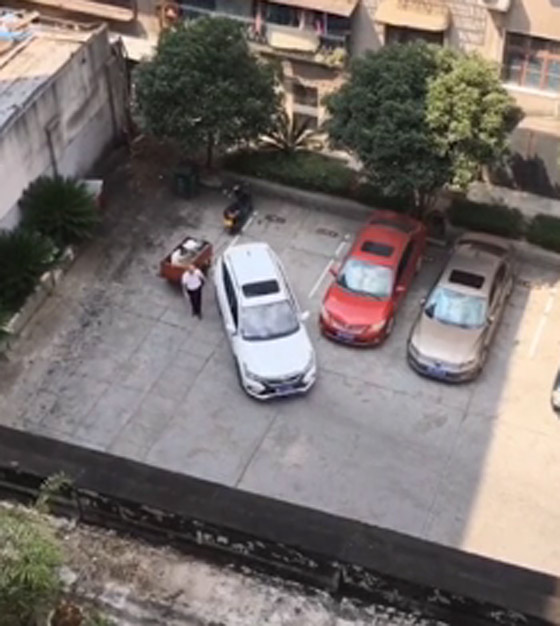 فيديو محرج: رجل يفشل 15 مرة في إيقاف سيارته بمكانها المحدد! صورة رقم 4