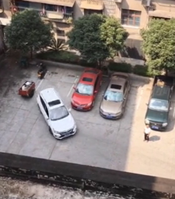 فيديو محرج: رجل يفشل 15 مرة في إيقاف سيارته بمكانها المحدد! صورة رقم 5