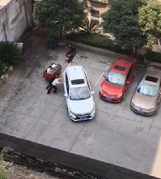 فيديو محرج: رجل يفشل 15 مرة في إيقاف سيارته بمكانها المحدد! صورة رقم 1