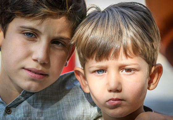 صور: شقيقان لكل منهما عين زرقاء وأخرى بنية والفرق بينهما 7 أعوام صورة رقم 2