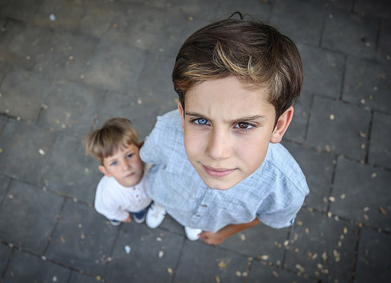 صور: شقيقان لكل منهما عين زرقاء وأخرى بنية والفرق بينهما 7 أعوام صورة رقم 12