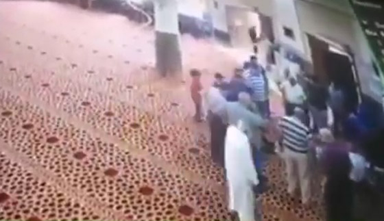 بالفيديو: لحظة وفاة مؤذن داخل مسجد صورة رقم 1
