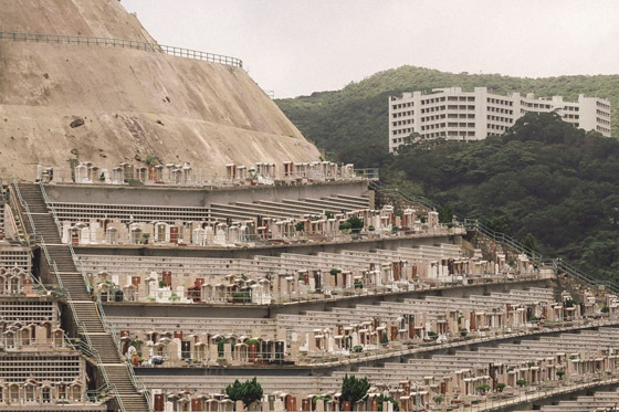لن تصدق عينيك: مصور يبرز مقابر ساحة الموتى الكثيفة في هونغ كونغ! صورة رقم 8