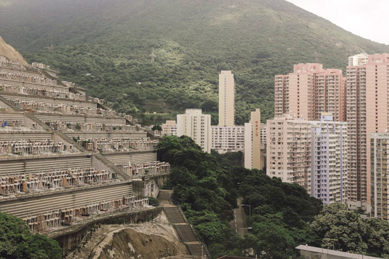 لن تصدق عينيك: مصور يبرز مقابر ساحة الموتى الكثيفة في هونغ كونغ! صورة رقم 11