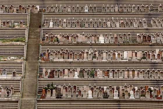 لن تصدق عينيك: مصور يبرز مقابر ساحة الموتى الكثيفة في هونغ كونغ! صورة رقم 12