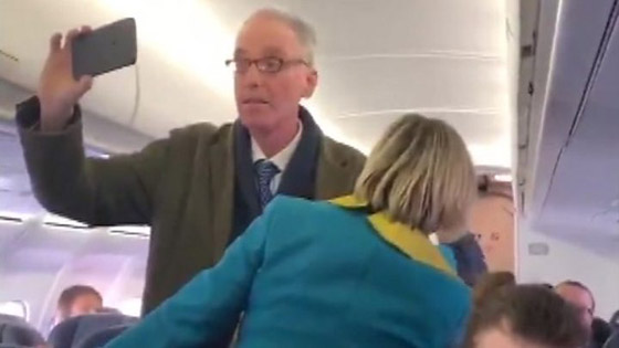 لماذا صعد هذا الرجل على ظهر الطائرة وعطَّل إقلاعها؟ صورة رقم 10