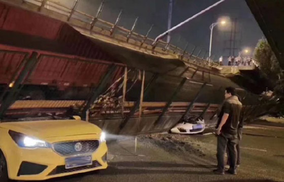 فيديو للحظة انهيار جسر فوق السيارات.. 3 قتلى بـ