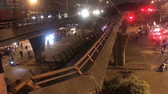 فيديو للحظة انهيار جسر فوق السيارات.. 3 قتلى بـ
