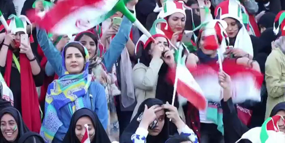 نساء إيران بالآلاف في ملعب لكرة القدم لأول مرة منذ 40 عاما صورة رقم 1