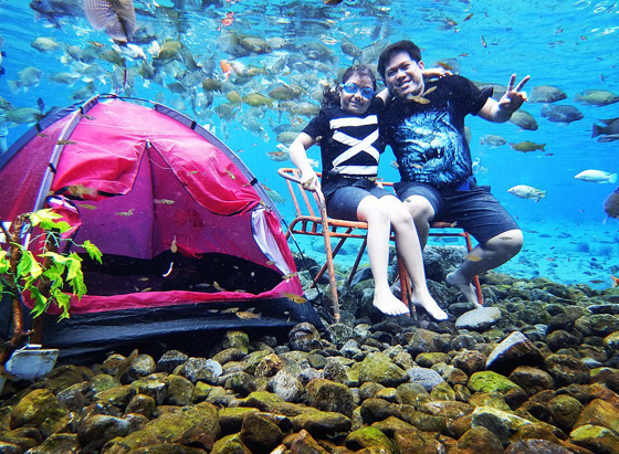 لالتقاط صور غريبة تحت الماء... بحيرة في قرية إندونيسية تتحول إلى مزار سياحي شهير (صور) صورة رقم 3