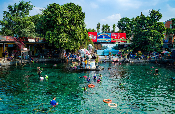 لالتقاط صور غريبة تحت الماء... بحيرة في قرية إندونيسية تتحول إلى مزار سياحي شهير (صور) صورة رقم 1