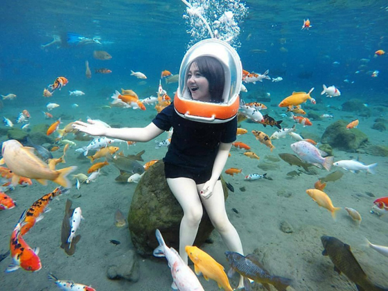 لالتقاط صور غريبة تحت الماء... بحيرة في قرية إندونيسية تتحول إلى مزار سياحي شهير (صور) صورة رقم 9