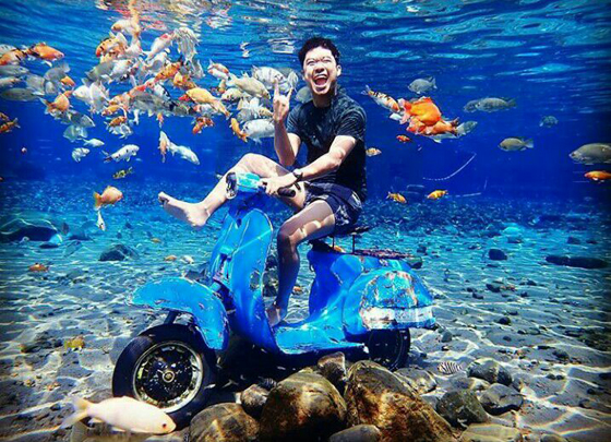 لالتقاط صور غريبة تحت الماء... بحيرة في قرية إندونيسية تتحول إلى مزار سياحي شهير (صور) صورة رقم 12