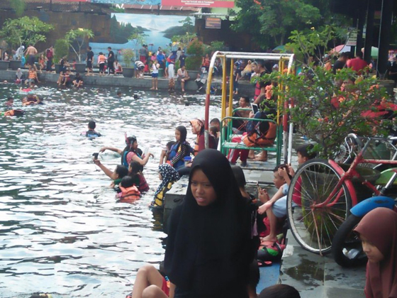 لالتقاط صور غريبة تحت الماء... بحيرة في قرية إندونيسية تتحول إلى مزار سياحي شهير (صور) صورة رقم 5