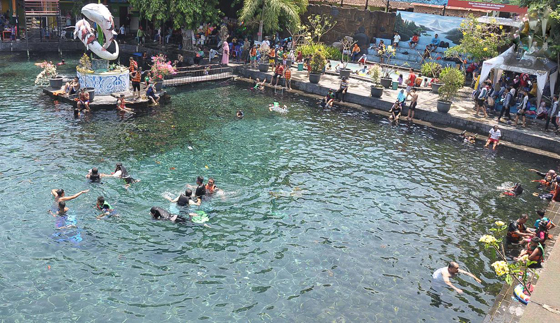 لالتقاط صور غريبة تحت الماء... بحيرة في قرية إندونيسية تتحول إلى مزار سياحي شهير (صور) صورة رقم 7