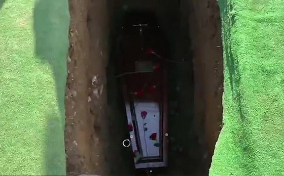 فيديو: ميت يدق على تابوته عند دفنه ويصرخ: دعوني أخرج! صورة رقم 5