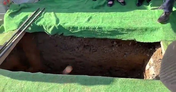فيديو: ميت يدق على تابوته عند دفنه ويصرخ: دعوني أخرج! صورة رقم 7