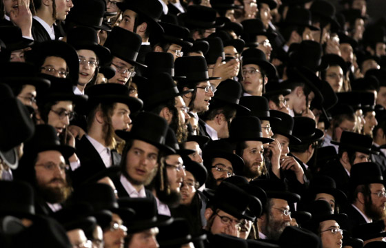 تجمعوا بالآلاف.. «اليهود» في نيويورك يرفضون الانضمام للجيش الإسرائيلي صورة رقم 1
