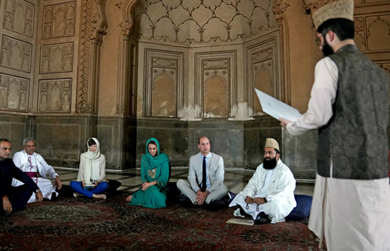 الأمير ويليام وزوجته كيت يستمعان لآيات قرآنية بخشوع في مسجد باكستاني صورة رقم 1
