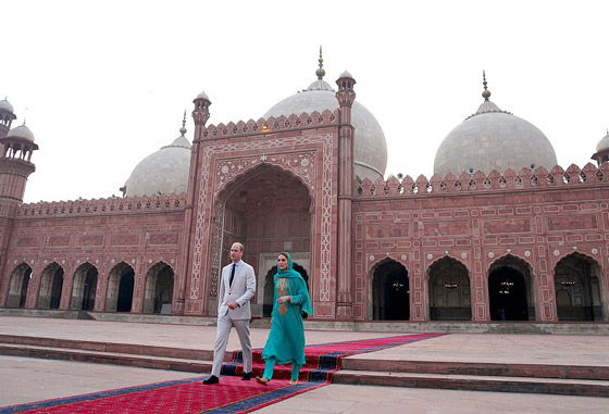 الأمير ويليام وزوجته كيت يستمعان لآيات قرآنية بخشوع في مسجد باكستاني صورة رقم 9