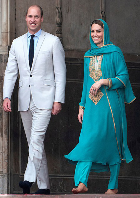الأمير ويليام وزوجته كيت يستمعان لآيات قرآنية بخشوع في مسجد باكستاني صورة رقم 10