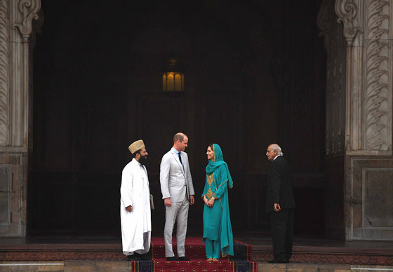 الأمير ويليام وزوجته كيت يستمعان لآيات قرآنية بخشوع في مسجد باكستاني صورة رقم 11