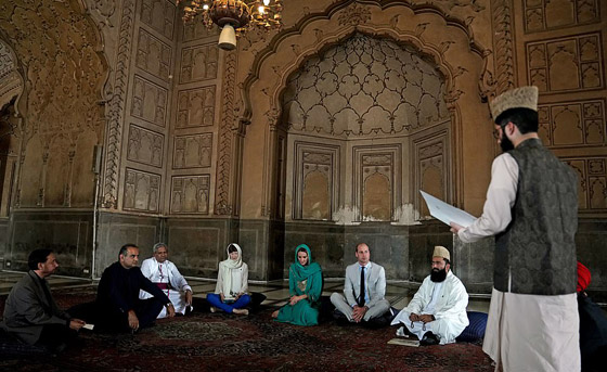 الأمير ويليام وزوجته كيت يستمعان لآيات قرآنية بخشوع في مسجد باكستاني صورة رقم 7