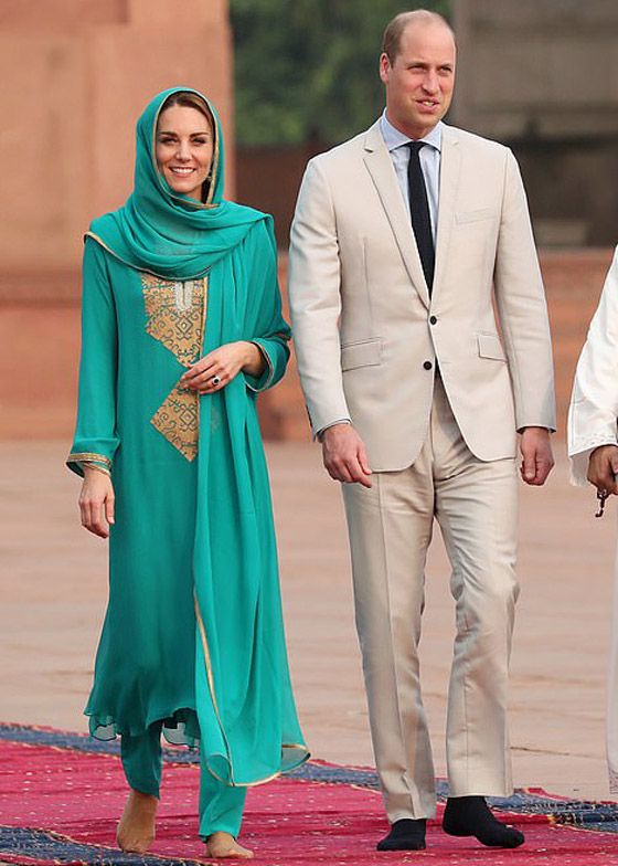 الأمير ويليام وزوجته كيت يستمعان لآيات قرآنية بخشوع في مسجد باكستاني صورة رقم 13