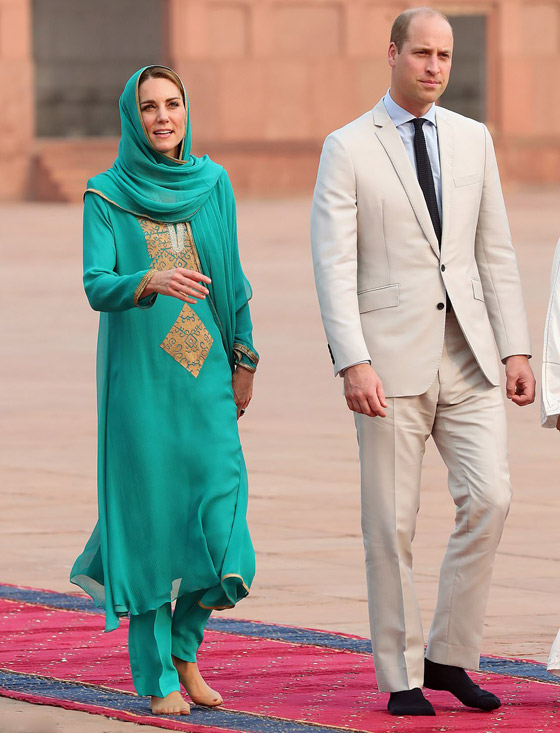 الأمير ويليام وزوجته كيت يستمعان لآيات قرآنية بخشوع في مسجد باكستاني صورة رقم 15